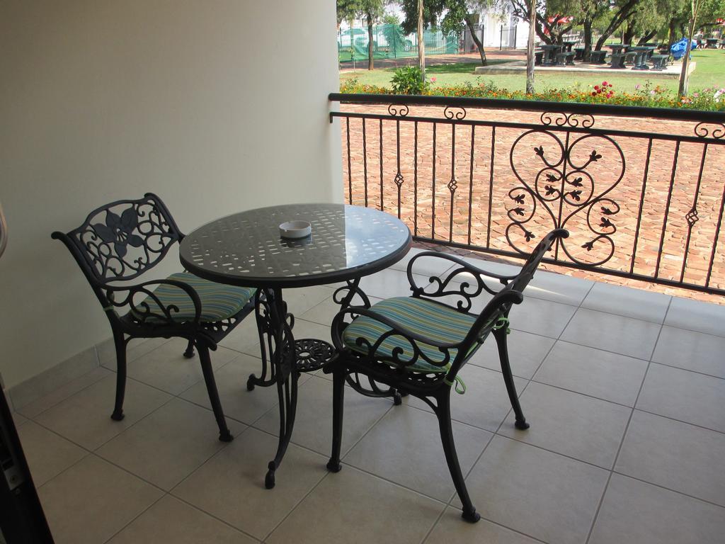 Casa Bianca Guest Lodge Hartbeespoort Bagian luar foto